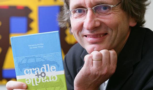 Michael Braungart junto al libro "Cradle to cradle".