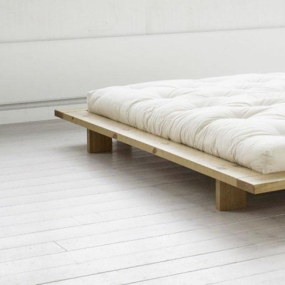 La cama Japan tiene ocho patas y consta de un somier de láminas de madera maciza encerrado en un precioso marco de 14 cm de ancho que le otorga una personalidad asombrosa.