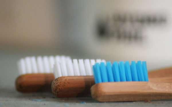 Las cerdas son semiduras y “ofrecen la combinación perfecta para la limpieza a fondo de los dientes y la protección de la encía”, según explican los fabricantes.