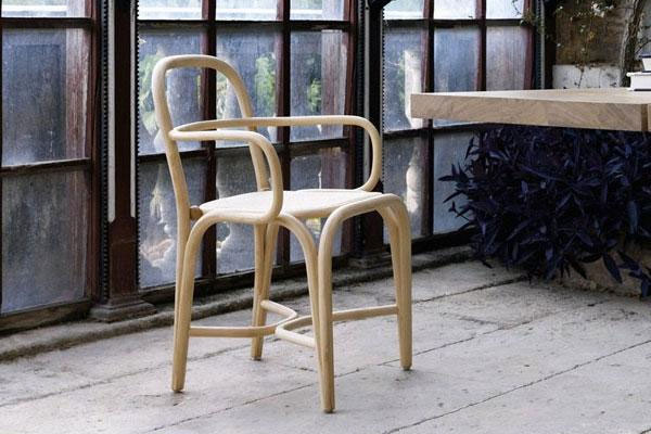 El sillón de rattan Fontal, recuerda a las sillas de siempre, pero se le ha querido dotar de una nueva apariencia manteniendo, eso sí, su ligereza, calidez y simpatía. Está disponible tintado en diferentes colores además del natural.