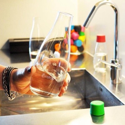 • Botella de vidrio Retap: hechas de vidrio irrompible evitan que malgastes dinero comprando agua embotellada ya que son rellenables tantas veces como quieras. El tapón es de silicona, otro material alternativo al plástico.