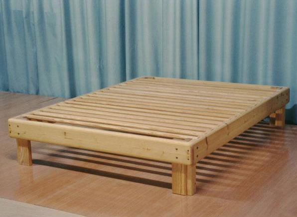 La cama de madera sin elementos metálicos Fustaforma constituye un entorno sano y libre de electricidad estática, aislándonos de los posibles campos electromagnéticos.
