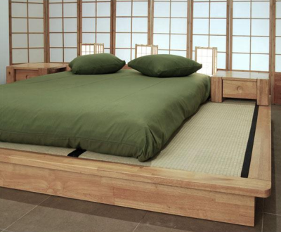 Existen bases para tatamis amplias en las que se pueden colocar mesillas de noche.
