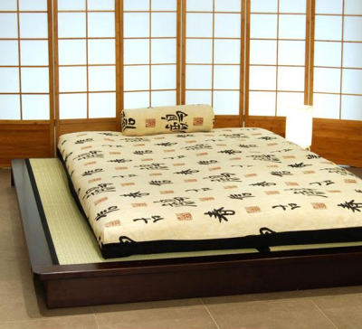 Sobre los tatamis colocaremos el colchón tradicional japonés conocido como futón.