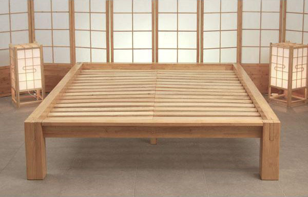 Estructura de la cama Tokyo, de madera de Hevea.