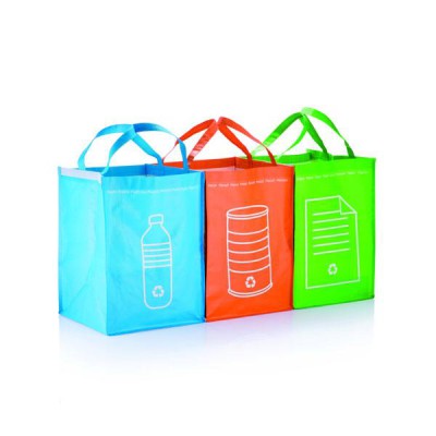 Bolsas de rafia para recogida selectiva: pack de 3 bolas: papel, plásticos y envases. Las bolsas disponen de un asa para facilitar su manipulación. Las tres bolsas están dotadas de un velcro que permite la unión entre ellas.